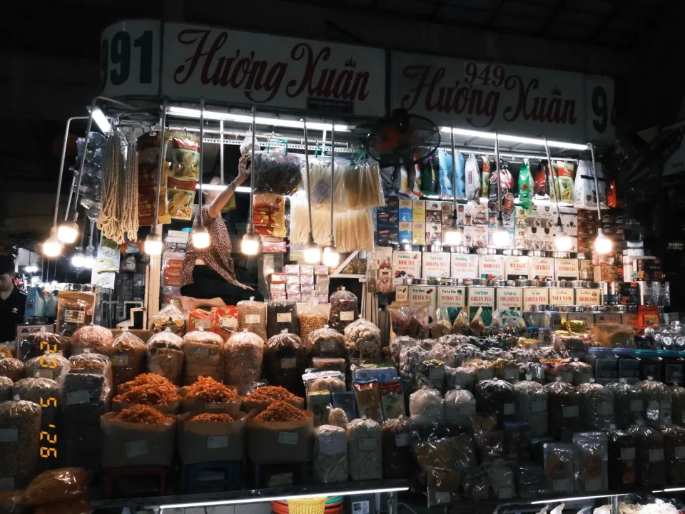 Bếp đang nấu món cho khách